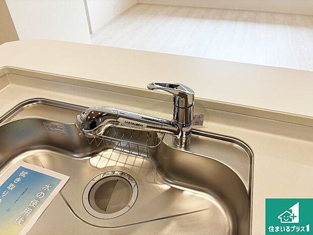 【キッチン水栓】浄水器を内蔵！炊飯時、お茶を作る時に安心してお水を使えます！お湯と冷水、浄水と原水、シャワーの切替えもワンタッチです！