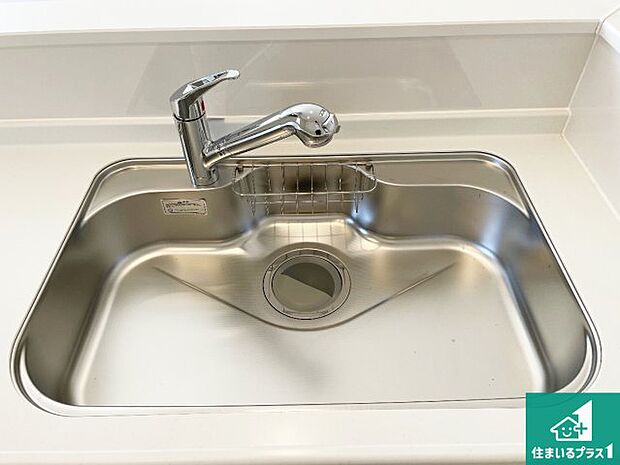 【キッチンシンク】蛇口の先端に浄水器を内蔵しています!原水と浄水、お湯と冷水、シャワーの切替えがワンタッチなので用途によって使い分けられます。