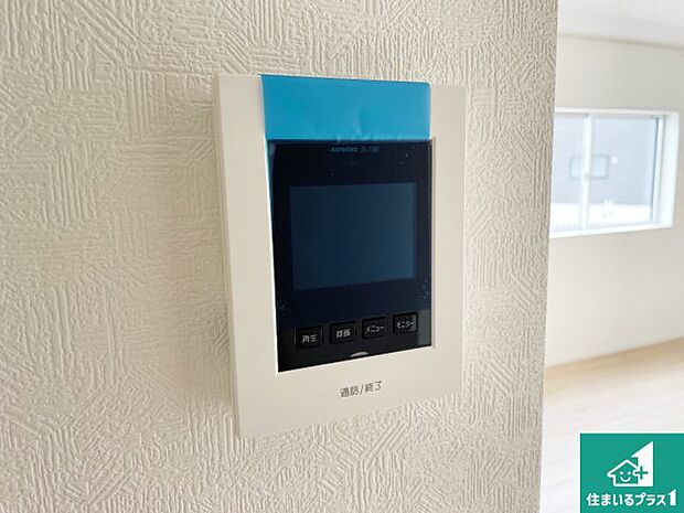【カラーモニターインターホン】声だけでなく来訪者の姿や顔がモニターで確認できるので、小さなお子様がいらっしゃるご家庭でも安心できます!