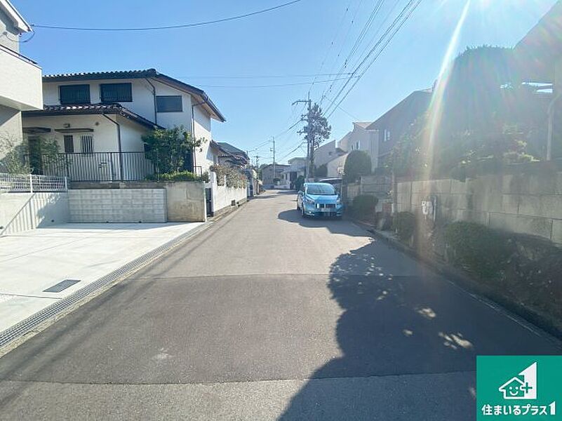 周辺は落ち着いた街並みの住宅地！子育てがしやすい住環境です！まだ未完成ですが、現地でしかわからない事もございます。是非一度ご覧ください。