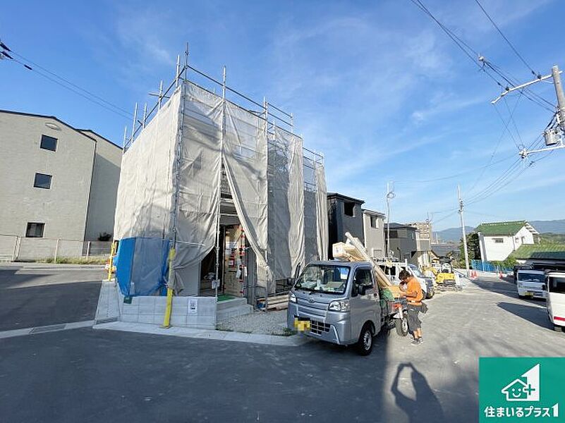 周辺は落ち着いた街並みの住宅地！子育てがしやすい住環境です！まだ未完成ですが、現地でしかわからない事もございます。是非一度ご覧ください。