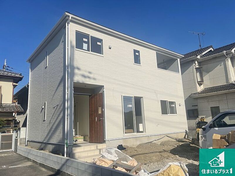 周辺は落ち着いた街並みの住宅地！子育てがしやすい住環境です！まだ未完成ですが、現地でしかわからない事もございます。是非一度ご覧ください。