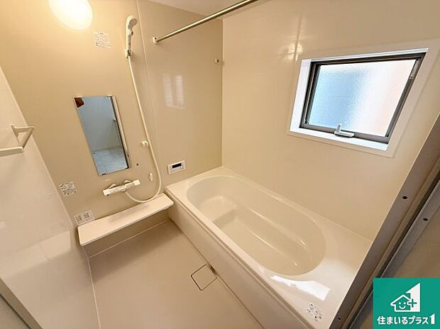 足をゆったり伸ばして寛げる浴槽です。窓が設けられていますので差し込む光が明るく穏やかな雰囲気にしてくれます♪浴室乾燥機も設置しているので、雨の日の洗濯物も安心です♪
