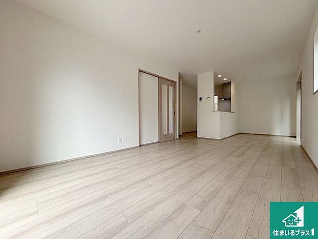 シンプルなリビングは、観葉植物等のインテリアを楽しめますね!パパ好みにも、ママ好みにも家具次第で雰囲気を変えることができます!