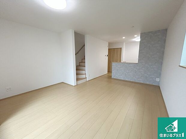 シンプルなリビングは、観葉植物等のインテリアを楽しめますね!パパ好みにも、ママ好みにも家具次第で雰囲気を変えることができます!