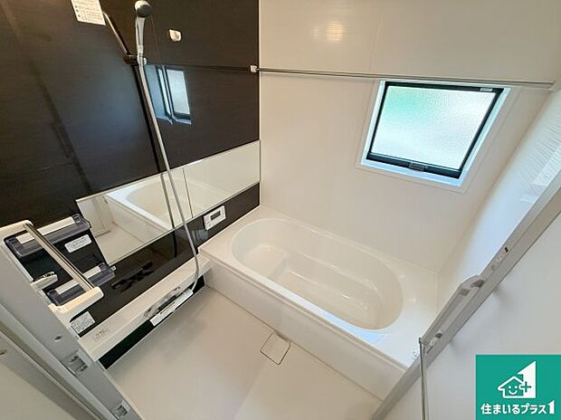 足をゆったり伸ばして一日の疲れを癒してくれる浴槽。窓は少し高めに設置することで、外部からの視線も気にならない設計にし、かつ差し込む光が明るく穏やかな雰囲気にしてくれます!