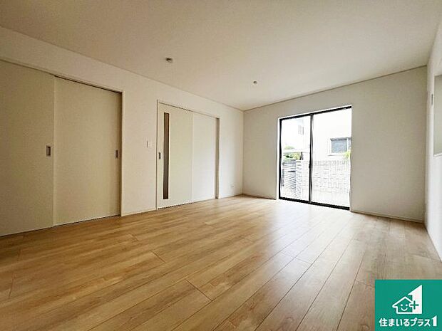 シンプルなリビングは、観葉植物等のインテリアを楽しめますね！パパ好みにも、ママ好みにも家具次第で雰囲気を変えることができます！