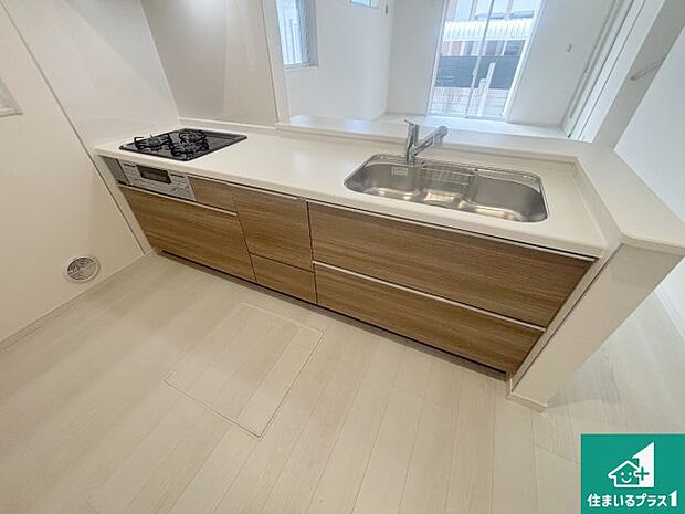 リビングと統一感があり、使い勝手のいいキッチン。広々としているので、二人並んで作業が出来ちゃいます。お子様と一緒に色々なお料理に挑戦できるスペースがあります。