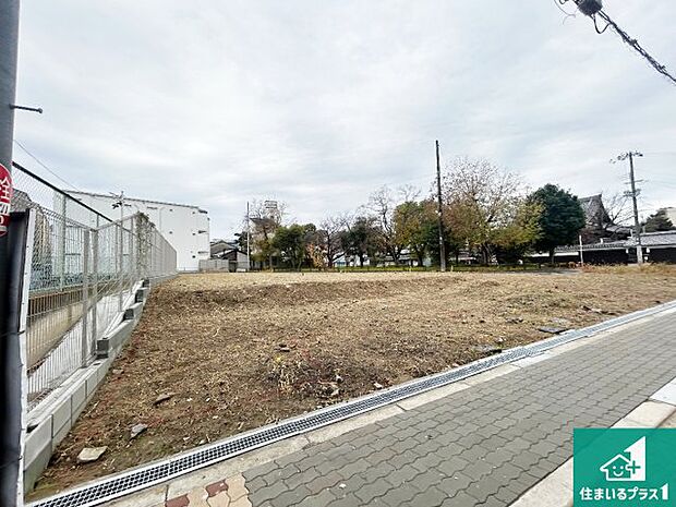 周辺は落ち着いた街並みの住宅地!子育てがしやすい住環境です!まだ未完成ですが、現地でしかわからない事もございます。是非一度ご覧ください。