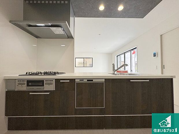 明るいリビングで朝の目覚めもスッキリできそう!対面キッチンでご家族のコミュニケーションも自然と増える設計!小さなお子様が遊ぶスペースを作っても広々とくつろげるLDK!