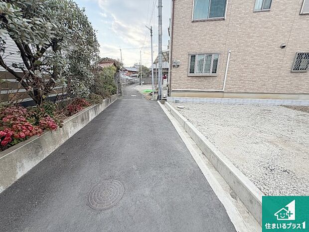 周辺は落ち着いた街並みの住宅地！子育てがしやすい住環境です！まだ未完成ですが、現地でしかわからない事もございます。是非一度ご覧ください。