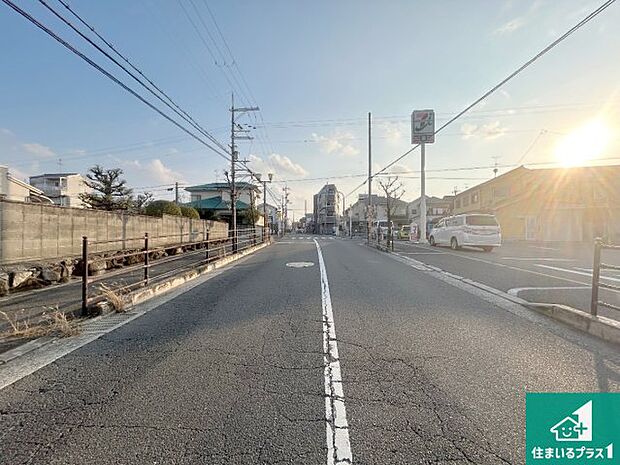 周辺は落ち着いた街並みの住宅地!子育てがしやすい住環境です!まだ未完成ですが、現地でしかわからない事もございます。是非一度ご覧ください。