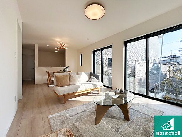 シンプルなリビングは、観葉植物等のインテリアを楽しめますね！パパ好みにも、ママ好みにも家具次第で雰囲気を変えることができます！