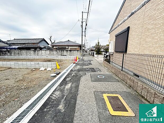 周辺は落ち着いた街並みの住宅地!子育てがしやすい住環境です!まだ未完成ですが、現地でしかわからない事もございます。是非一度ご覧ください。