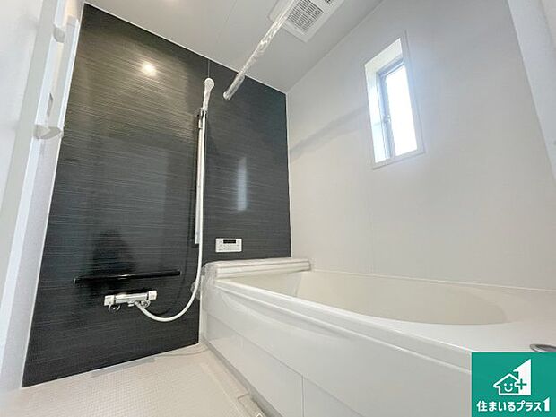 足をゆったり伸ばして寛げる浴槽です。窓が設けられていますので差し込む光が明るく穏やかな雰囲気にしてくれます♪浴室乾燥機も設置しているので、雨の日の洗濯物も安心です♪