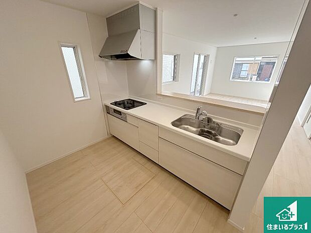 リビングと統一感があり、使い勝手のいいキッチン。広々としているので、二人並んで作業が出来ちゃいます。お子様と一緒に色々なお料理に挑戦できるスペースがあります。