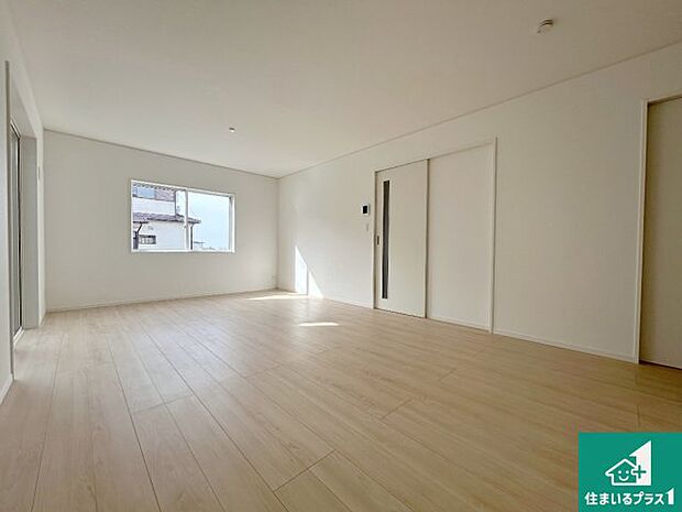 明るいリビングで朝の目覚めもスッキリできそう!対面キッチンでご家族のコミュニケーションも自然と増える設計!小さなお子様が遊ぶスペースを作っても広々とくつろげるLDK!