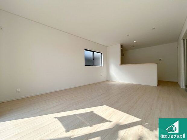 シンプルなリビングは、ソファーを置いたり、観葉植物を置いたり、家具の配置やインテリアで住む人のこだわりを活かすゆとりある空間にしてください♪