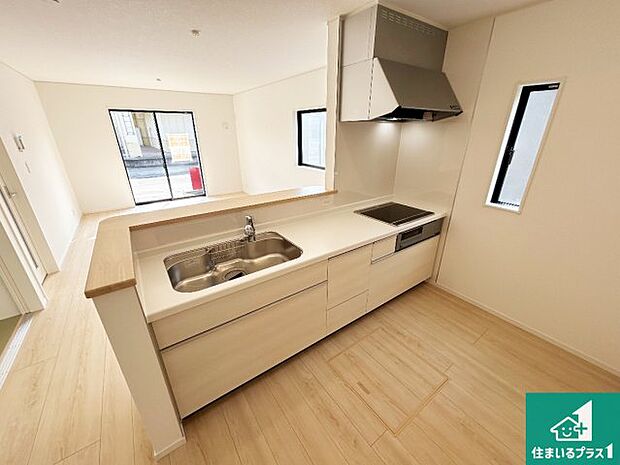 収納豊富!浄水器付きキッチン!お子さまの様子を見ながらお料理を楽しむことができますね。家族のコミュニケーションが増え会話もはずみそう!