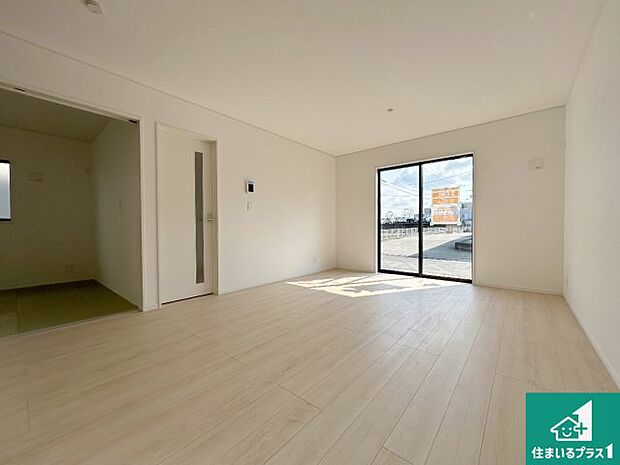 太陽の光が差し込むとっても明るいリビング!思わず微笑みたくなる居心地の良さ。家族団らんの時間も増えそうなくつろぎのLDKで、住む人のこだわりを活かすゆとりある空間♪