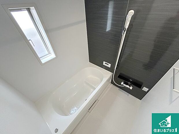 足をゆったり伸ばして一日の疲れを癒してくれる浴槽。窓は少し高めに設置することで、外部からの視線も気にならない設計にし、かつ差し込む光が明るく穏やかな雰囲気にしてくれます!