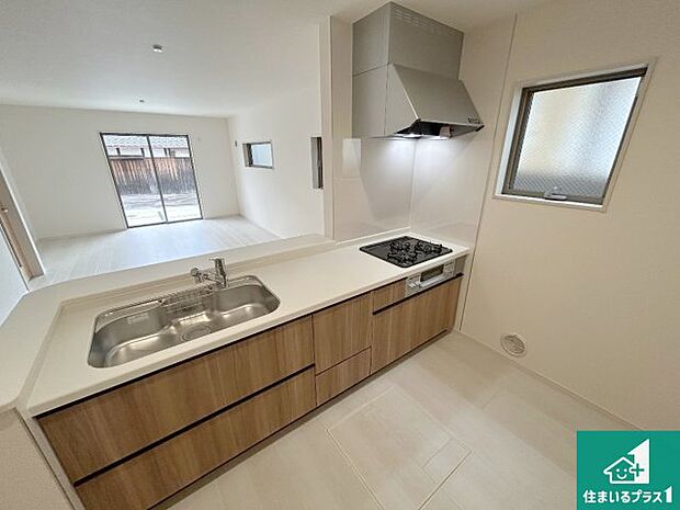 リビングと統一感があり、使い勝手のいいキッチン。広々としているので、二人並んで作業が出来ちゃいます。お子様と一緒に色々なお料理に挑戦できるスペースがあります。