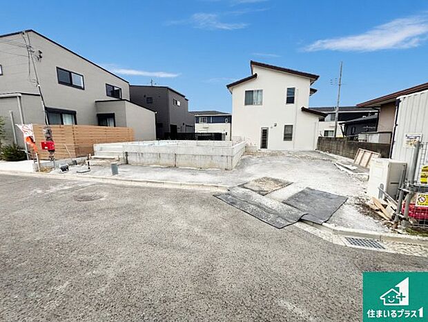周辺は落ち着いた街並みの住宅地!子育てがしやすい住環境です!まだ未完成ですが、現地でしかわからない事もございます。是非一度ご覧ください。