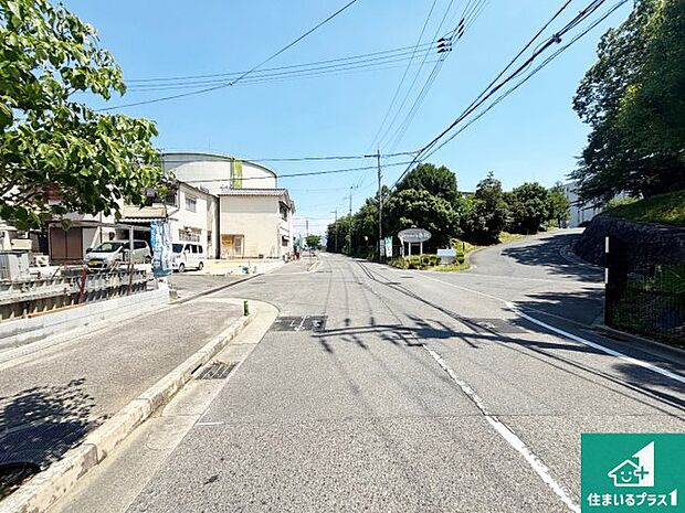 周辺は落ち着いた街並みの住宅地！子育てがしやすい住環境です！まだ未完成ですが、現地でしかわからない事もございます。是非一度ご覧ください。