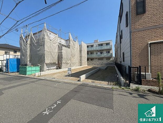 周辺は落ち着いた街並みの住宅地！子育てがしやすい住環境です！まだ未完成ですが、現地でしかわからない事もございます。是非一度ご覧ください。