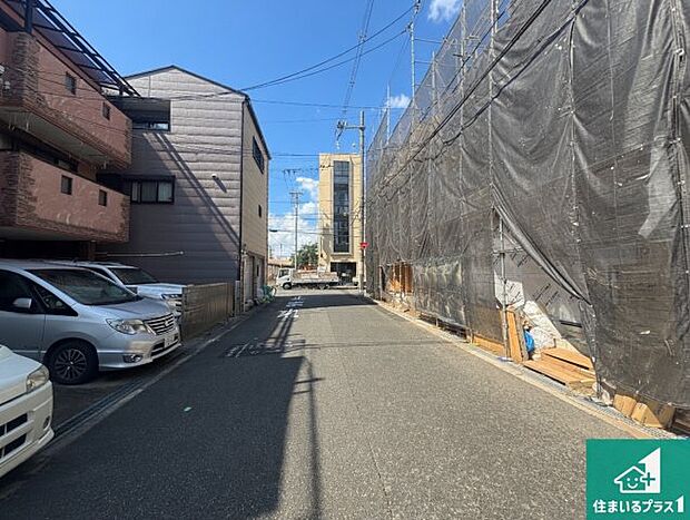 周辺は落ち着いた街並みの住宅地！子育てがしやすい住環境です！まだ未完成ですが、現地でしかわからない事もございます。是非一度ご覧ください。