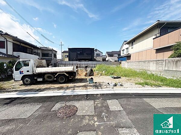周辺は落ち着いた街並みの住宅地！子育てがしやすい住環境です！まだ未完成ですが、現地でしかわからない事もございます。是非一度ご覧ください。