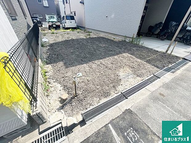 周辺は落ち着いた街並みの住宅地!子育てがしやすい住環境です!まだ未完成ですが、現地でしかわからない事もございます。是非一度ご覧ください。