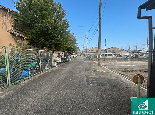 周辺は落ち着いた街並みの住宅地!子育てがしやすい住環境です!まだ未完成ですが、現地でしかわからない事もございます。是非一度ご覧ください。