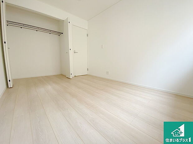 【洋室】寝室は心地よい眠りについてもらいたくて、シンプルでかつ開放的な空間に!大きな窓から差し込む朝日が、すっきりとした目覚めをサポートします。【現地写真】