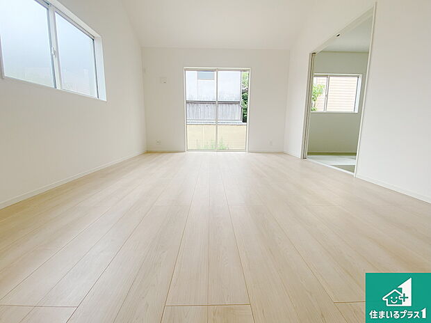 【居間・リビング】日当たり良好の明るいリビングで朝の目覚めもスッキリできそう!対面キッチンでご家族のコミュニケーションも自然と増える設計!小さなお子様が遊ぶスペースを作っても広々とくつろげるLDK!