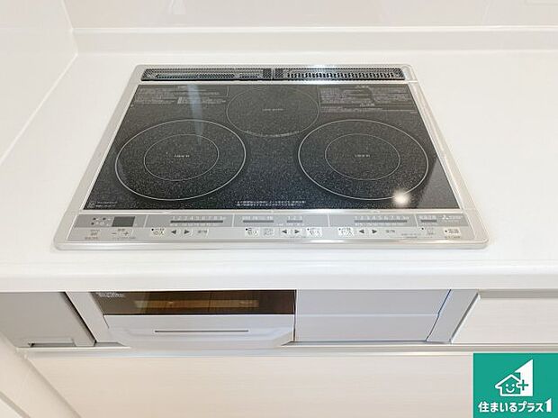 【コンロ】火を使わないので、安心なIHコンロ!でこぼこが無い構造なので、掃除もしやすく清潔に保てます!