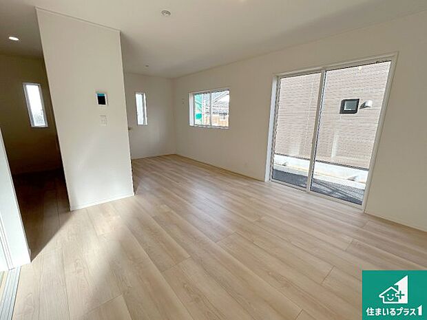 【居間・リビング】日当たり良好の明るいリビングで朝の目覚めもスッキリできそう!対面キッチンでご家族のコミュニケーションも自然と増える設計!小さなお子様が遊ぶスペースを作っても広々とくつろげるLDK!