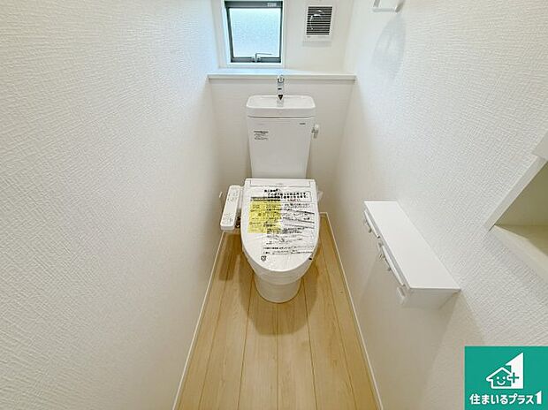 【トイレ】1・2階の2ヶ所にあるので、朝の忙しい時間の順番待ちもなく、深夜の利用にも大変便利です。