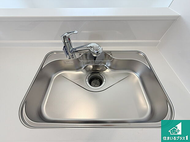 【キッチンシンク】蛇口の先端に浄水器を内蔵しています!原水と浄水、お湯と冷水、シャワーの切替えがワンタッチなので用途によって使い分けられます。