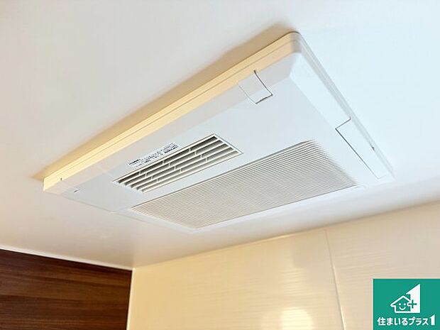 【浴室暖房乾燥機】四季を通して快適なバスライフをお手伝いする浴室暖房乾燥機!浴室の乾燥・暖房・涼風・換気はもちろん、24時間換気にも対応!