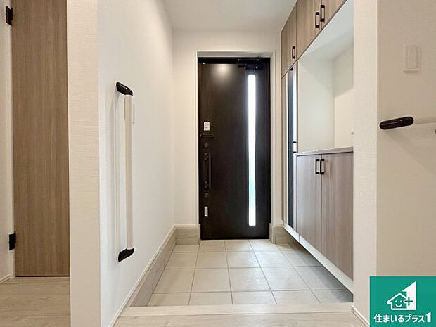 【玄関】シューズボックスにはたくさんの靴が収納できるので玄関周りはいつもスッキリ!ご家族が増えても安心!