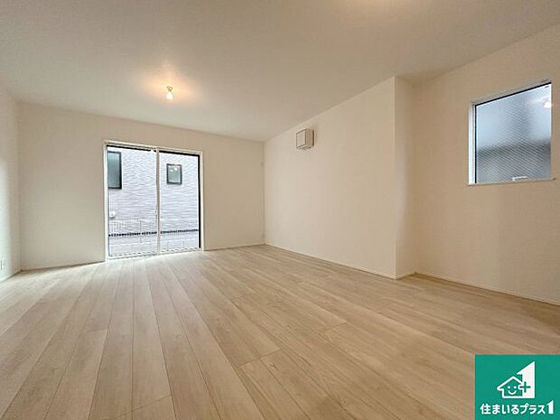 【居間・リビング】日当たり良好の明るいリビングで朝の目覚めもスッキリできそう!対面キッチンでご家族のコミュニケーションも自然と増える設計!小さなお子様が遊ぶスペースを作っても広々とくつろげるLDK!