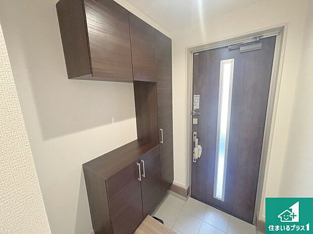 【玄関】シューズボックスにはたくさんの靴が収納できるので玄関周りはいつもスッキリ!ご家族が増えても安心!