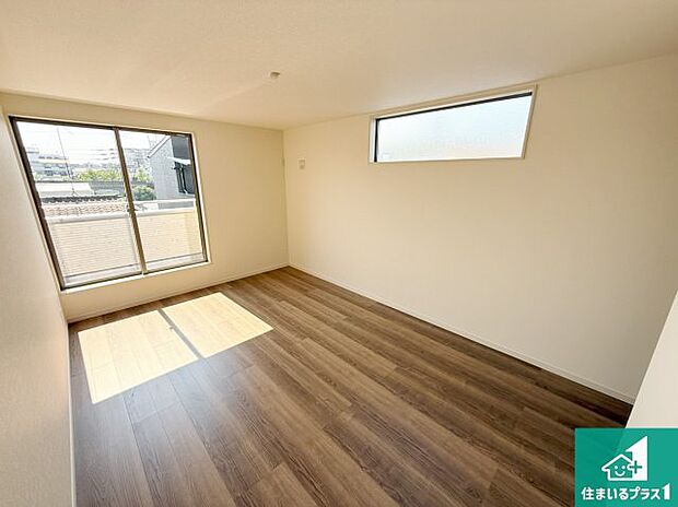 【洋室】寝室は心地よい眠りについてもらいたくて、シンプルかつ開放的な空間な設計にしています!大きな窓から差し込む日が心地いいです♪