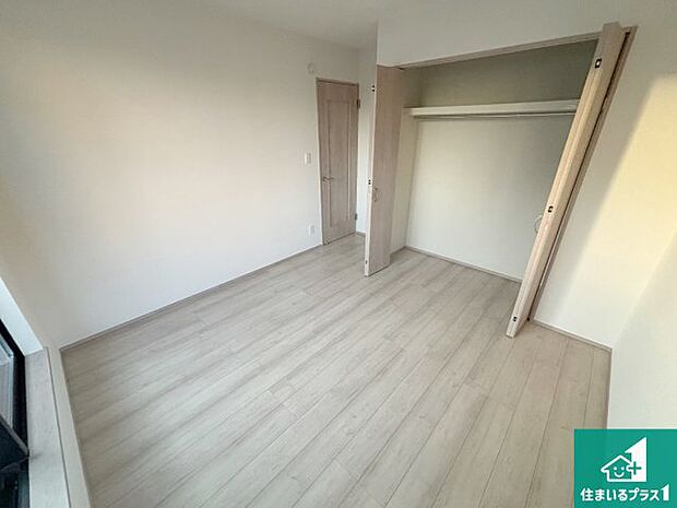 【洋室】シンプルな洋室は、自分好みのインテリアが楽しめます♪ご家族とインテリアや家具を選びに行くのは新築購入時の醍醐味の一つです。ぜひお楽しみください♪