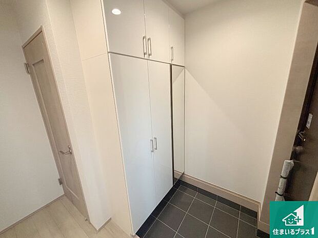 【玄関】シューズボックスにはたくさんの靴が収納できるので玄関周りはいつもスッキリ!ご家族が増えても安心!