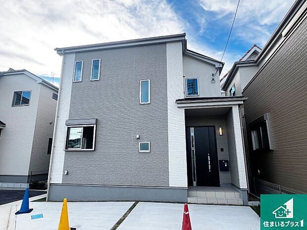 【外観】周辺は閑静な住宅街!前面道路広々で車の出し入れも便利です。駐車が苦手な方でも安心して車庫入れできます!