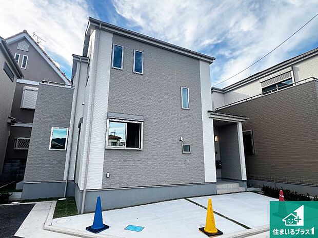 【外観】周辺は閑静な住宅街!前面道路広々で車の出し入れも便利です。駐車が苦手な方でも安心して車庫入れできます!