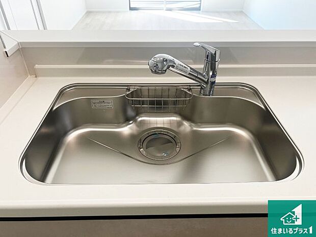 【キッチンシンク】蛇口の先端に浄水器を内蔵しています！原水と浄水、お湯と冷水、シャワーの切替えがワンタッチなので用途によって使い分けられます。