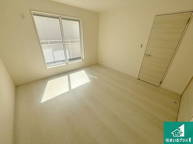 【洋室】収納スペースが充実しているので子供の成長に合わせてたくさん収納ができます!家族構成に合わせた様々な活用ができる収納!